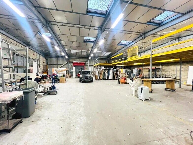 Local d’activités dans Aulnay-sur-Mauldre à louer - Photo intérieure – Image 1 sur 12