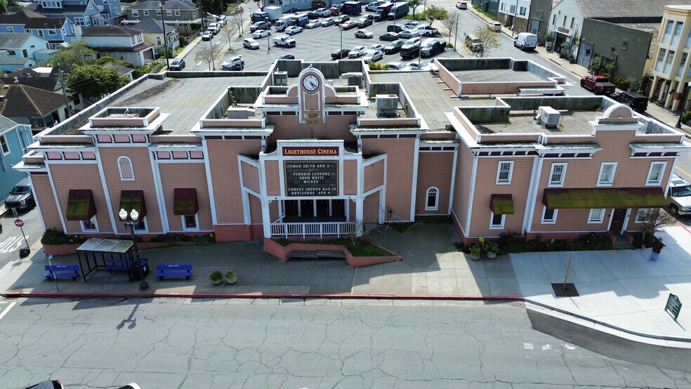 525 Lighthouse Ave, Pacific Grove, CA à vendre - Photo principale – Image 1 sur 12