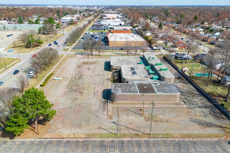 35555 Plymouth Rd, Livonia, MI à vendre - Photo de l’immeuble – Image 1 sur 9