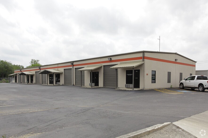 211 Trade Center Dr, New Braunfels, TX à louer - Photo principale – Image 2 sur 6