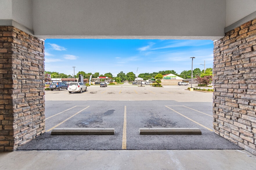 701 N Thompson St, Springdale, AR à louer - Photo de l’immeuble – Image 3 sur 32