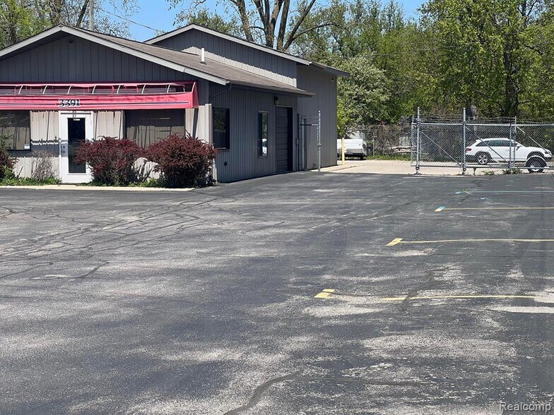3389 S Huron Rd, Bay City, MI à louer - Photo de l’immeuble – Image 2 sur 8