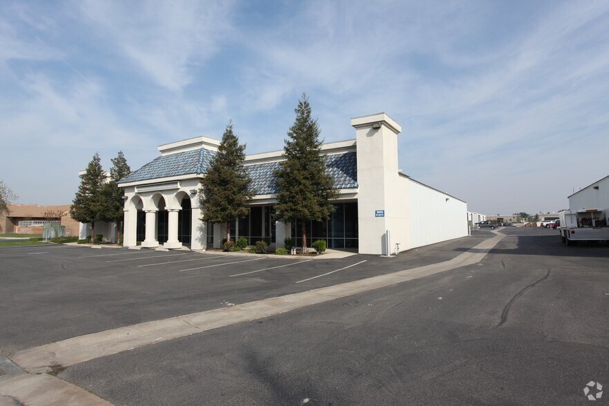 7460 District Blvd, Bakersfield, CA à louer - Photo de l’immeuble – Image 2 sur 6