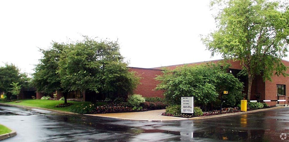 11640 Adie Rd, Maryland Heights, MO à louer - Photo de l’immeuble – Image 2 sur 3