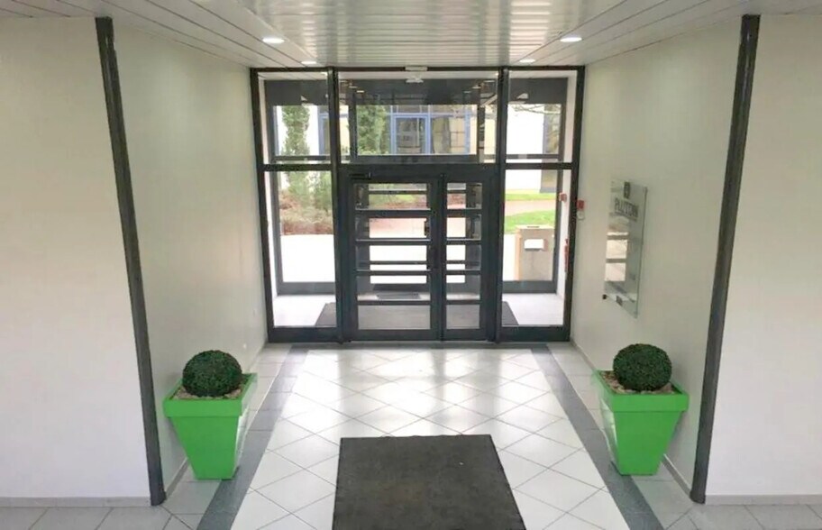 Bureau dans Guyancourt à louer - Photo de l’immeuble – Image 3 sur 5