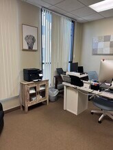 20311 Birch St, Newport Beach, CA à louer Photo intérieure– Image 2 sur 4