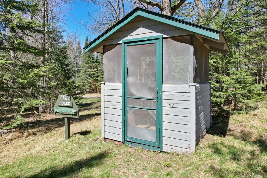 8475 Hillcrest Ln, Saint Germain, WI à vendre - Photo de l’immeuble – Image 2 sur 94