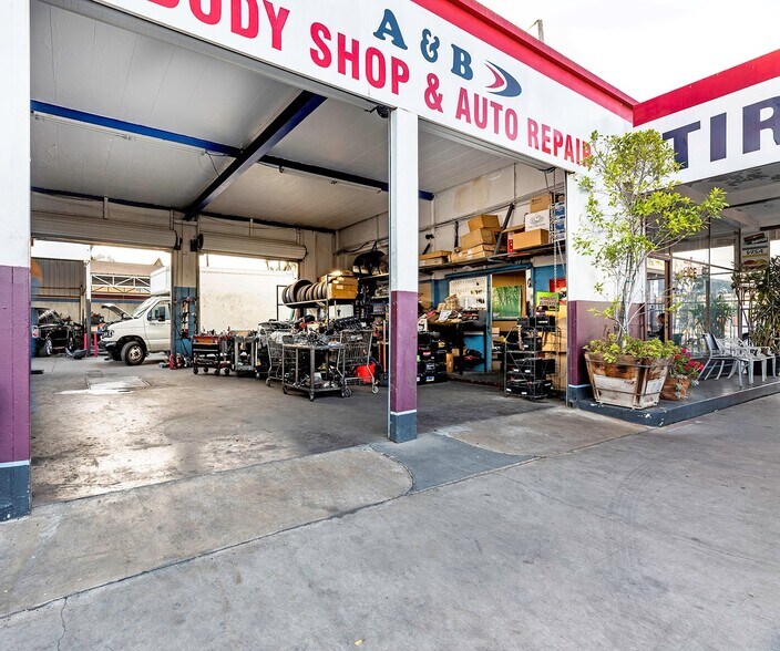 Automotive property, retail and Resi portefeuille de 2 biens à vendre sur LoopNet.fr - Photo principale – Image 1 sur 2