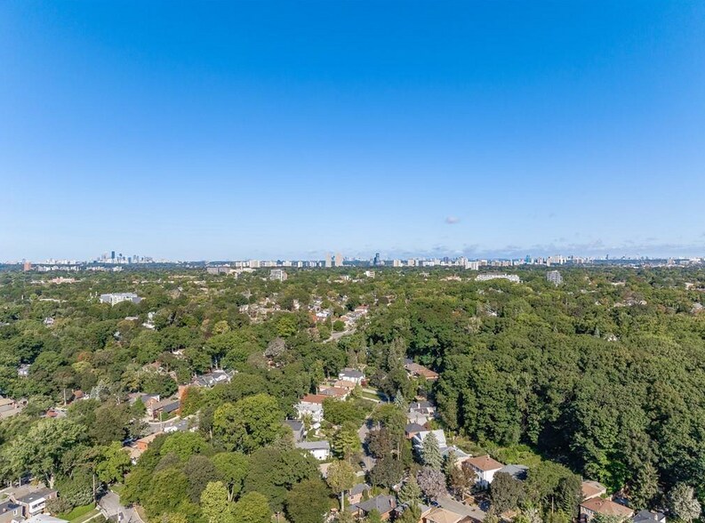 527A Kingston Rd, Toronto, ON à vendre - Aérien – Image 2 sur 26