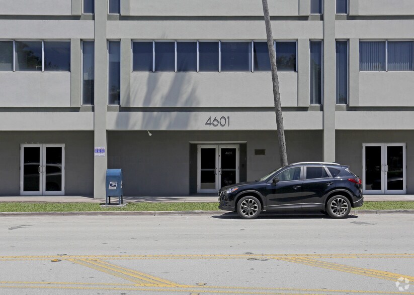 4601 Ponce de Leon Blvd, Coral Gables, FL à louer - Photo de l’immeuble – Image 2 sur 4