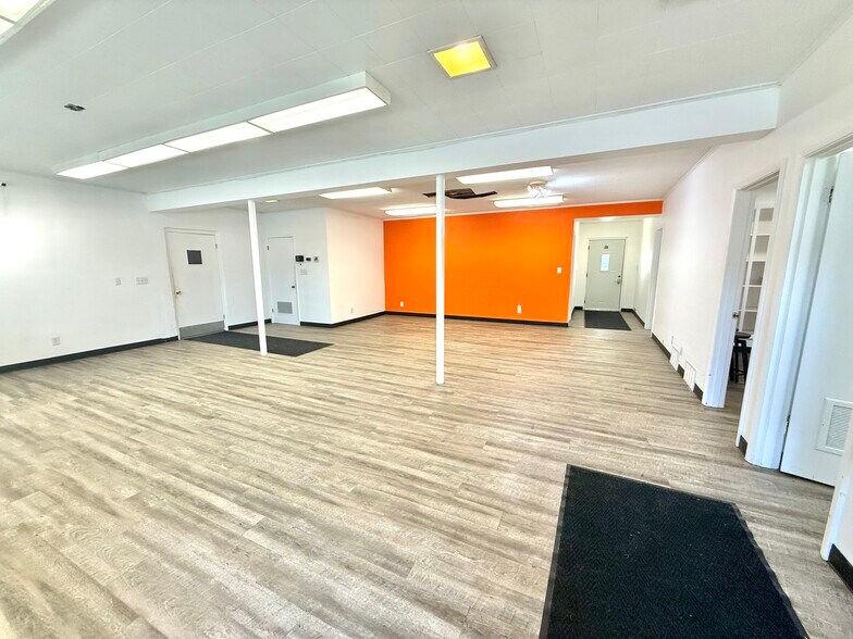 707 N Lumber St, Bloomington, IL à vendre - Photo de l’immeuble – Image 3 sur 17