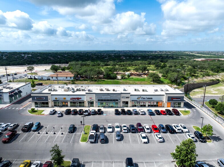 10538 Potranco Rd, San Antonio, TX à louer - Photo de l’immeuble – Image 2 sur 7