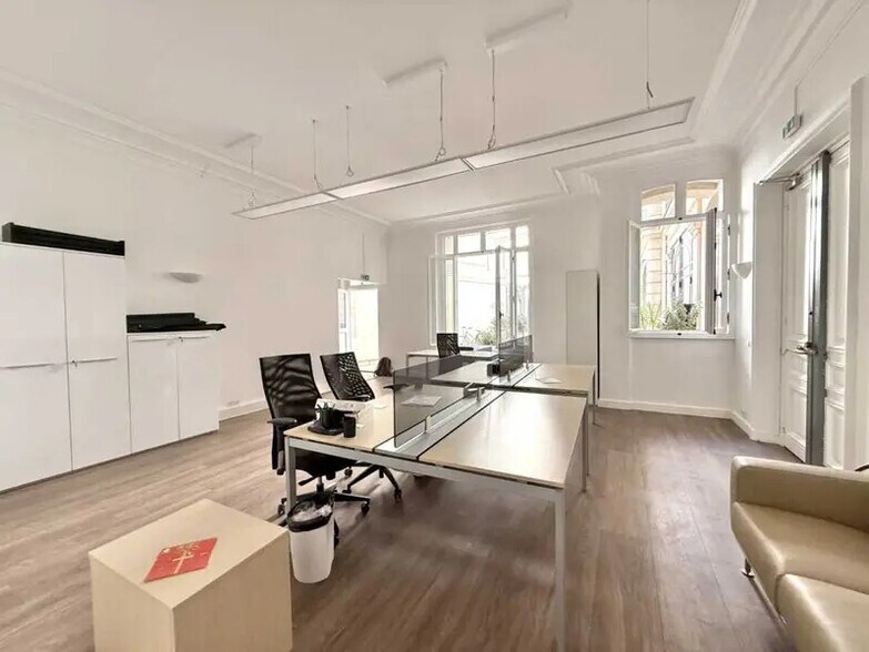 63 Rue La Boétie, Paris à louer - Photo de l’immeuble – Image 2 sur 13