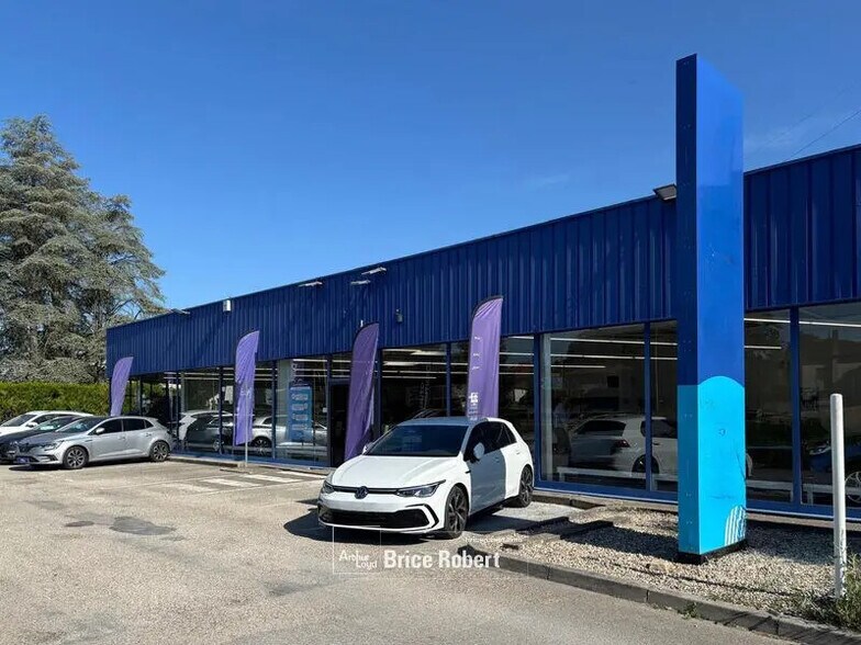 Local d'activités dans Ruy-Montceau à vendre - Photo de l’immeuble – Image 2 sur 7