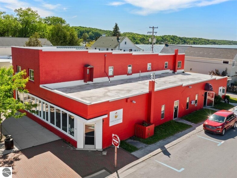 180 S Benzie Blvd, Beulah, MI à vendre - Photo principale – Image 1 sur 68
