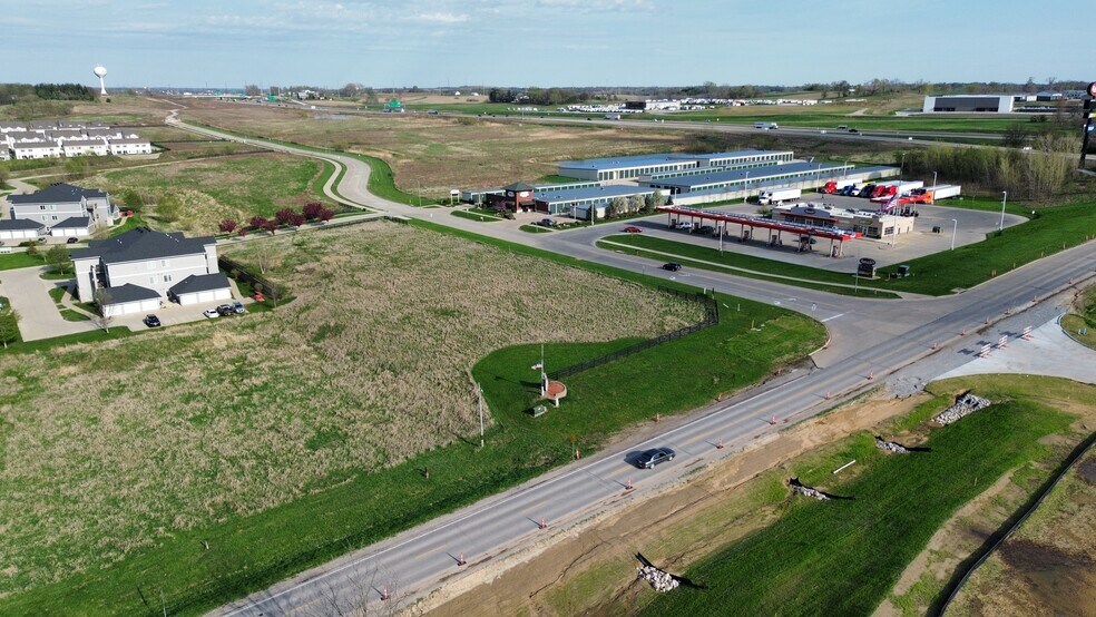 Village Drive, Tiffin, IA à vendre - Photo de l’immeuble – Image 3 sur 5