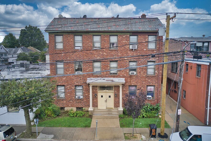 203 Willis Ave, Mineola, NY à vendre - Photo de l’immeuble – Image 2 sur 9