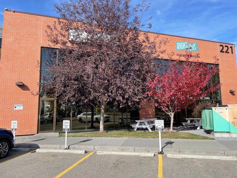 221 19th St SE, Calgary, AB à louer - Photo de l’immeuble – Image 2 sur 19
