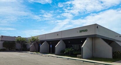 3700 W Segerstrom Ave, Santa Ana, CA à louer Photo de l’immeuble– Image 1 sur 6