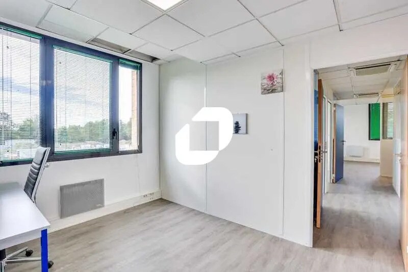 Bureau dans Évry-Courcouronnes à vendre - Photo de l’immeuble – Image 2 sur 6