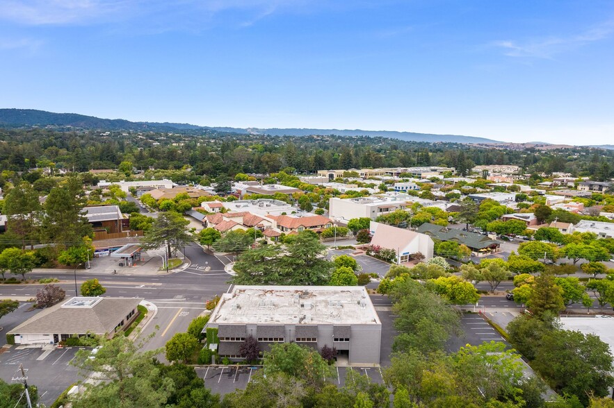 289 S San Antonio Rd, Los Altos, CA à louer - Photo de l’immeuble – Image 1 sur 38