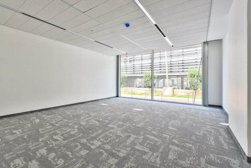2 Rue Stephenson, Montigny-le-Bretonneux à louer - Photo de l’immeuble – Image 2 sur 9