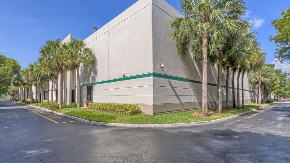 700 NW 33rd St, Pompano Beach, FL à louer - Photo de l’immeuble – Image 2 sur 3