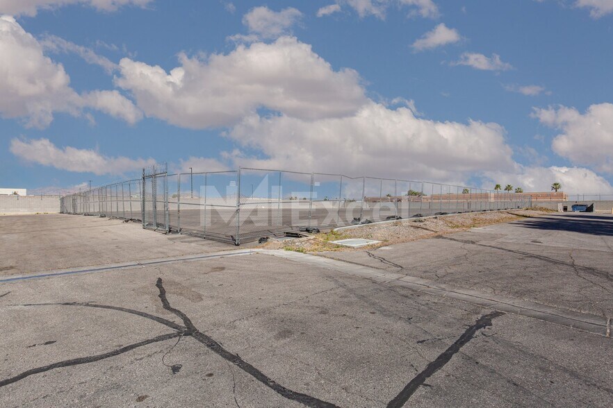 4364 E Craig Rd, Las Vegas, NV à louer - Photo de l’immeuble – Image 2 sur 10