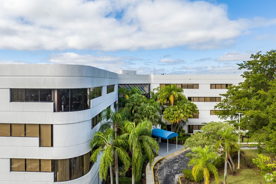 9050 Pines Blvd, Pembroke Pines, FL à louer - Photo de l’immeuble – Image 3 sur 21