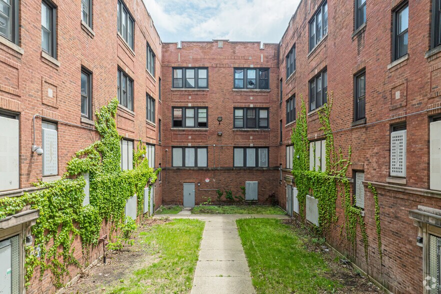 7031 S Merrill Ave, Chicago, IL à vendre - Photo de l’immeuble – Image 2 sur 5