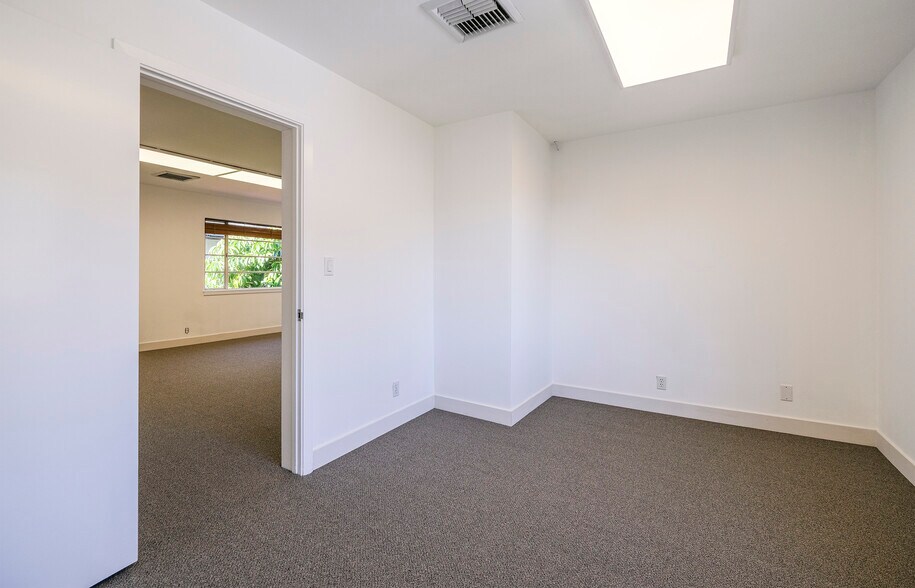 125 E Victoria St, Santa Barbara, CA à louer - Photo de l’immeuble – Image 2 sur 6