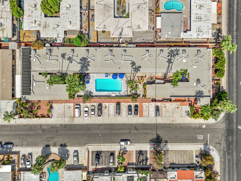 561 S Highland Dr, Palm Springs, CA à vendre - Photo de l’immeuble – Image 2 sur 72