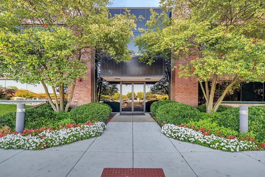 1751 S Naperville Rd, Wheaton, IL à vendre - Photo de l’immeuble – Image 2 sur 20