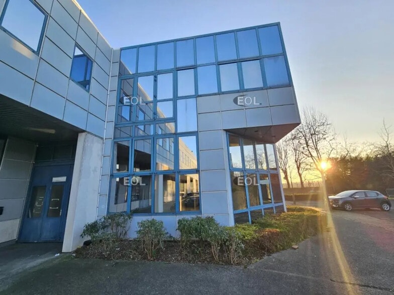 Local d’activités dans Fresnes à louer - Photo de l’immeuble – Image 1 sur 7