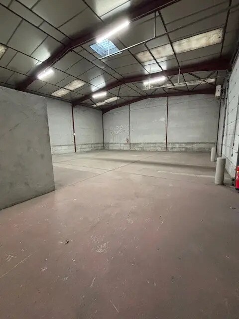 Local d’activités dans Saint-Laurent-de-Mure à louer Photo principale– Image 1 sur 7