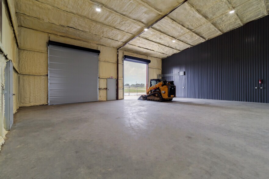 4025 King Air Dr, Wixon Valley, TX à louer - Photo de l’immeuble – Image 3 sur 12