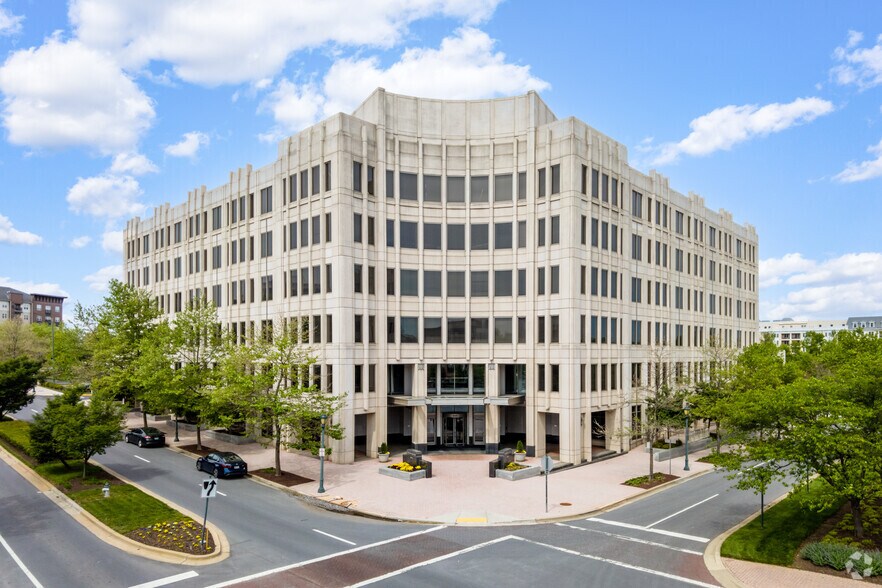 805 King Farm Blvd, Rockville, MD à louer - Photo de l’immeuble – Image 1 sur 3