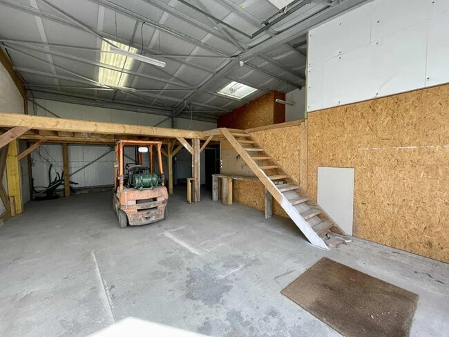 Plus de détails pour Local d'activités à louer