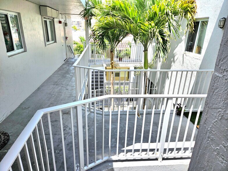 1840 S Glades Dr, North Miami Beach, FL à vendre - Photo de l’immeuble – Image 3 sur 4