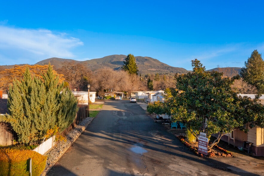 5495 5th St, Kelseyville, CA à vendre - Photo de l’immeuble – Image 3 sur 30