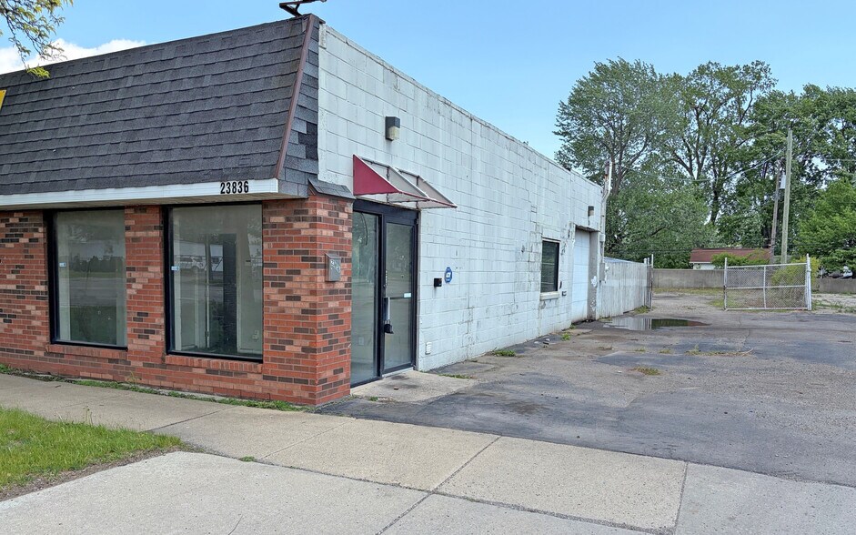 23836 Hoover Rd, Warren, MI à vendre - Photo de l’immeuble – Image 2 sur 5