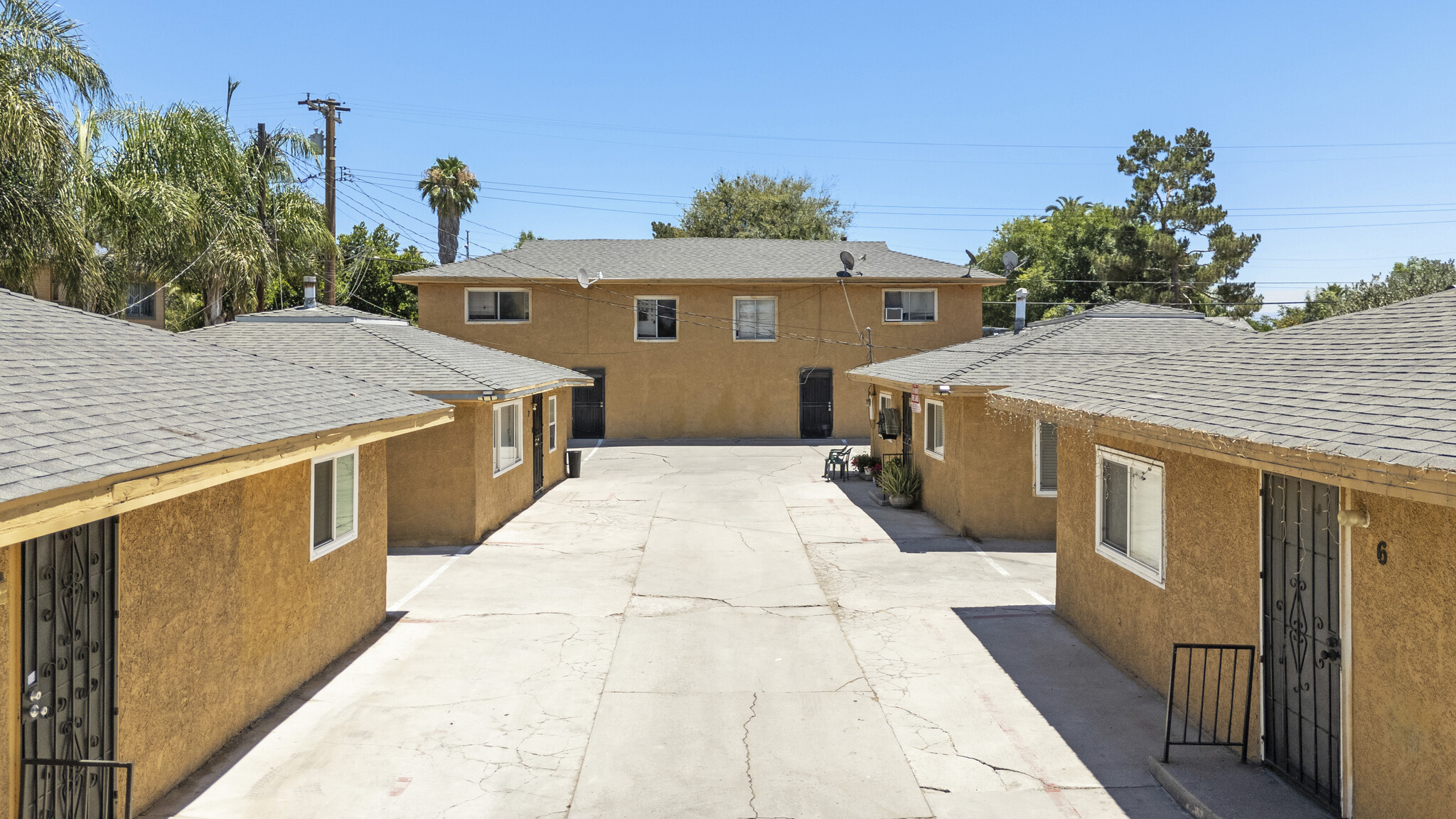 1123 Bobbett Dr, San Bernardino, CA à vendre Photo de l’immeuble– Image 1 sur 9