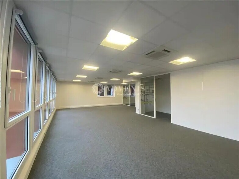 Bureau dans Montigny-le-Bretonneux à louer - Photo de l’immeuble – Image 3 sur 6