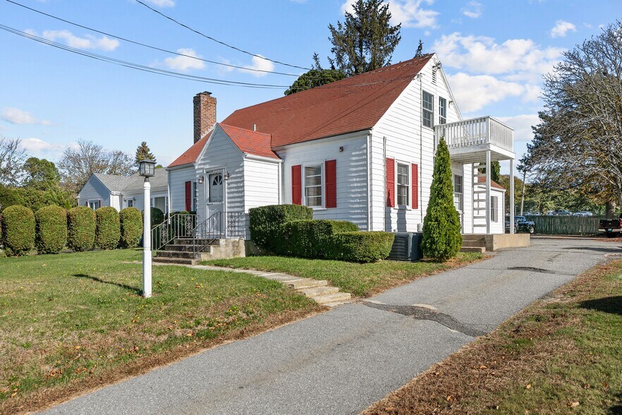 74 Valley Rd, Middletown, RI à vendre - Photo de l’immeuble – Image 2 sur 48