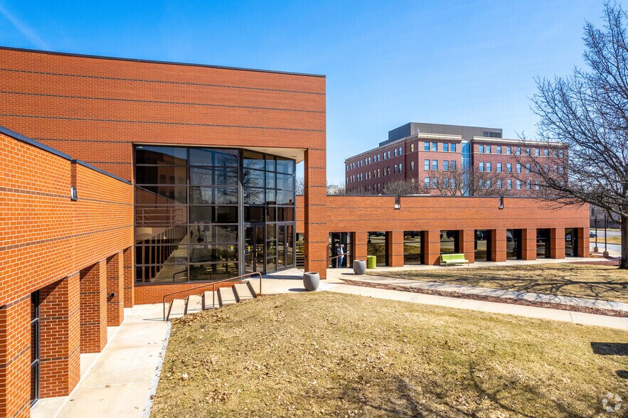 600 E Court Ave, Des Moines, IA à louer - Photo de l’immeuble – Image 2 sur 8