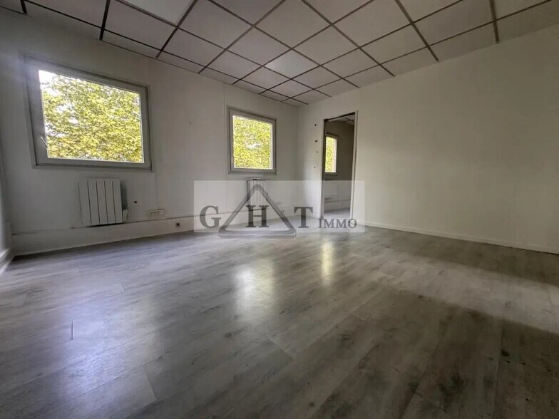 Bureau dans Bonneuil-sur-Marne à louer - Photo de l’immeuble – Image 2 sur 6