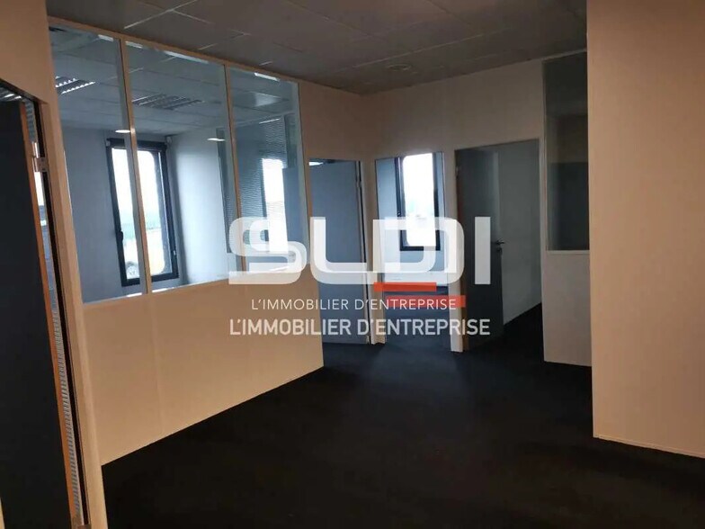 Bureau dans Vaulx-Milieu à louer - Photo de l’immeuble – Image 2 sur 9