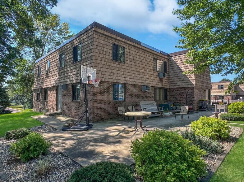 107 - 111 Dorothy St, Fairmont, MN à vendre - Photo principale – Image 1 sur 43