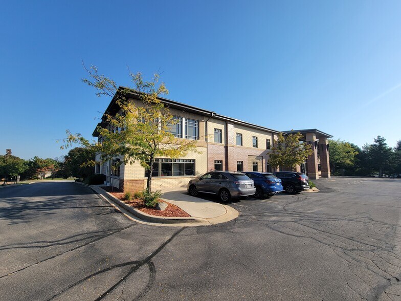 12555 W National Ave, New Berlin, WI à louer - Photo de l’immeuble – Image 2 sur 10