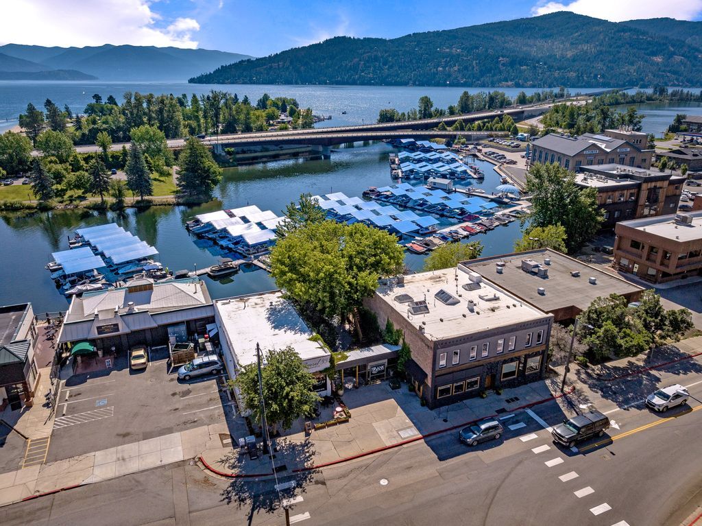 105 S 1st Ave, Sandpoint, ID à vendre Photo principale– Image 1 sur 28